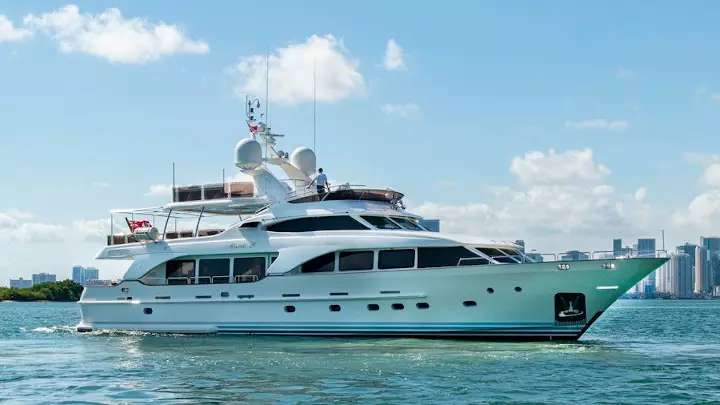 108ft Benetti Superyacht Charter in Dubai